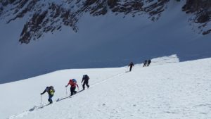 Photo d'un groupe de skieurs en ski de randonnée