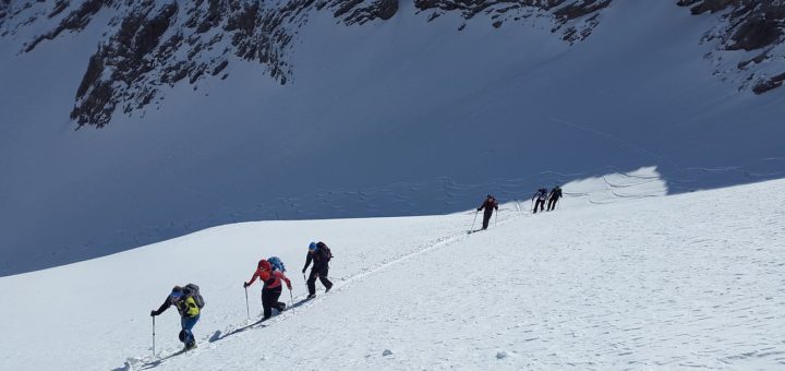 Photo d'un groupe de skieurs en ski de randonnée